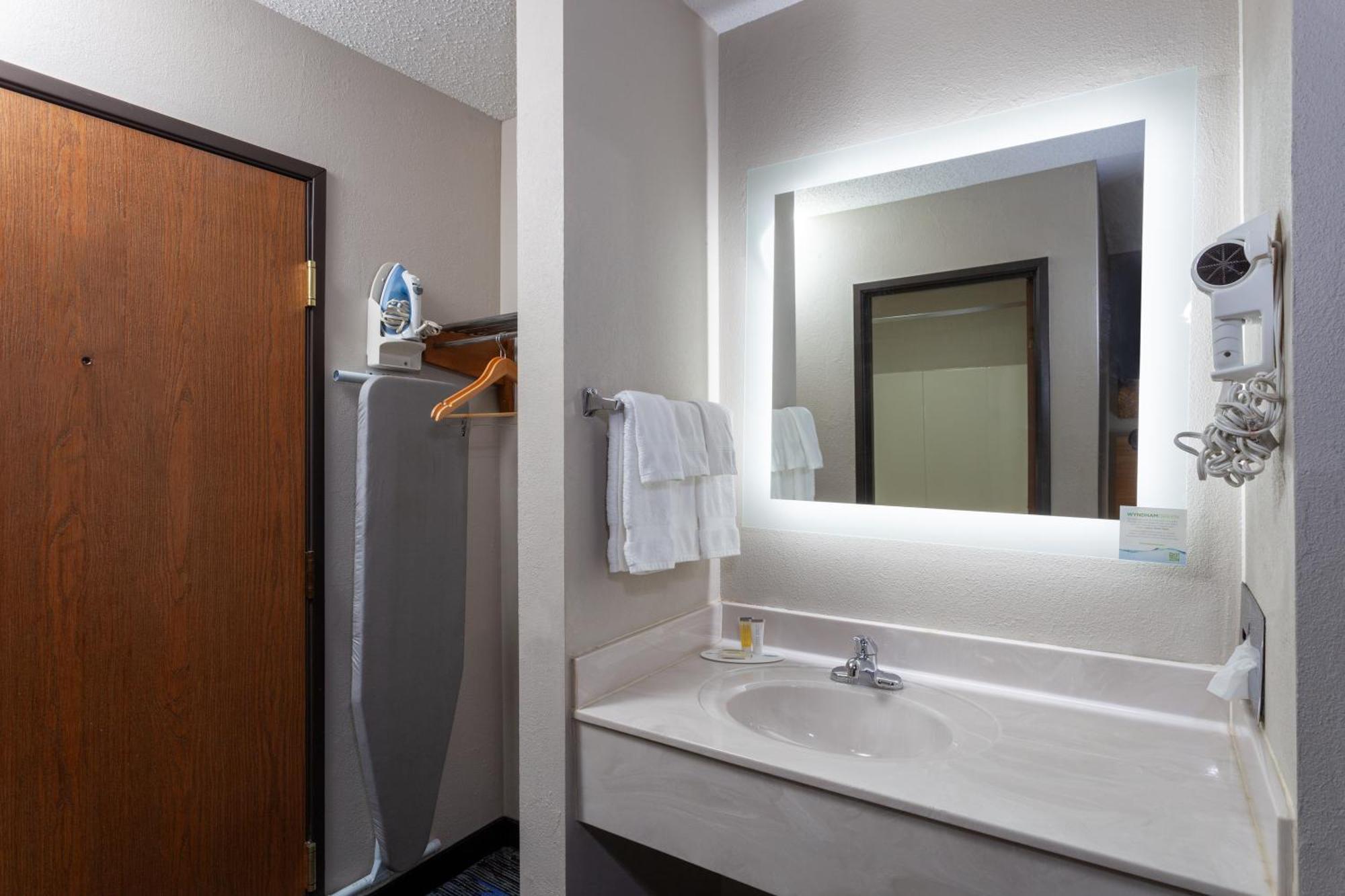 Days Inn By Wyndham Wooster Εξωτερικό φωτογραφία